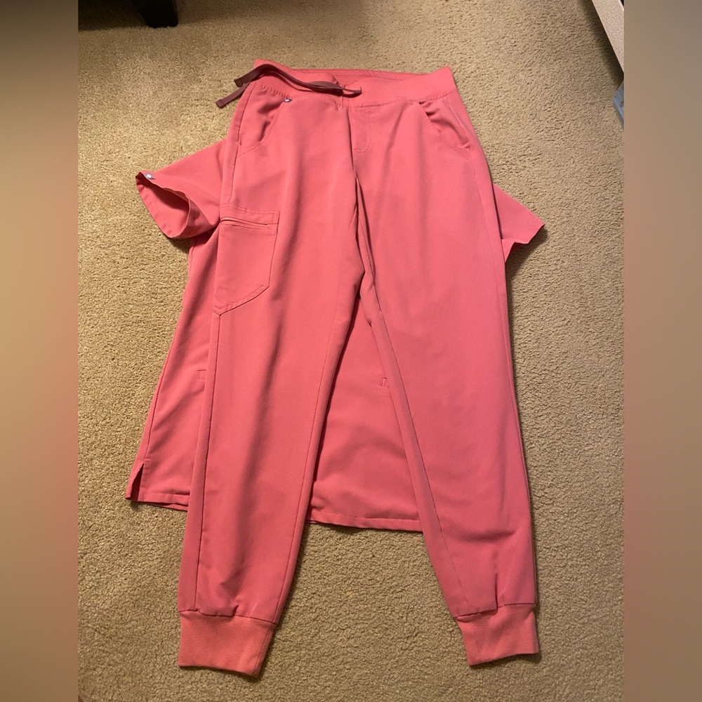 Figs Coral Scrub Top - Picture 4 of 6